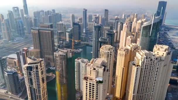 Dubai Marina 'nın havadan görüntüsü. Dubai Marina, JBR Plajı 'ndaki varlıklı yerleşim yeridir.. - Video, Çekim
