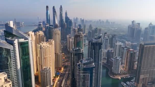 Widok z lotu ptaka na Dubai Marina. Dubai Marina to zamożna dzielnica mieszkaniowa znana z The Beach w JBR. - Materiał filmowy, wideo