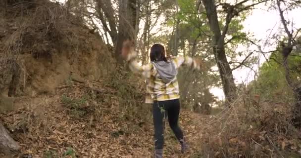 Mexická tanečnice dívka hraje s listy v lese - Záběry, video