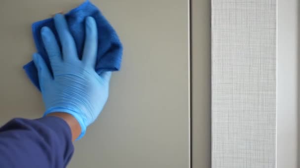 hand in blauwe rubberen handschoenen schoonmaaktafel met handdoek . - Video