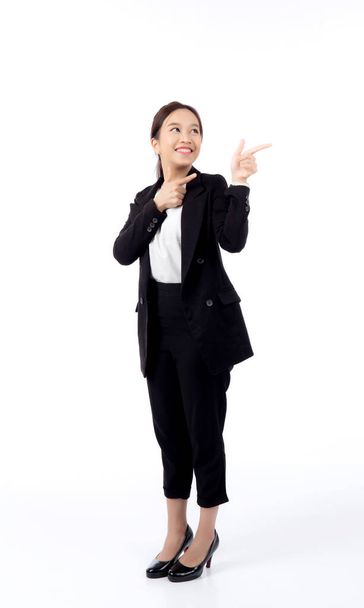 Retrato joven mujer de negocios asiática señalando y presentando aislada sobre fondo blanco, publicidad y marketing, ejecutiva y gerente, empresaria confiada mostrando algo con expresión. - Foto, imagen