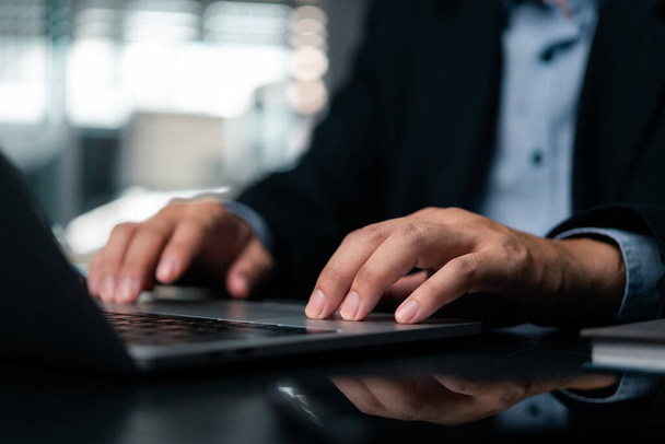 Close-up Hand professionelle Mann Eingabe der Tastatur auf einem modernen Laptop-Computer arbeiten im Büro, Geschäft und Technologie Online-Effizienz. - Foto, Bild