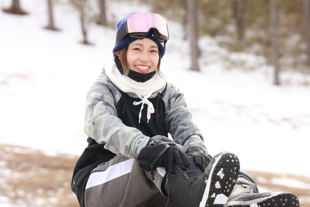 nő visel snowboard csizma - Fotó, kép