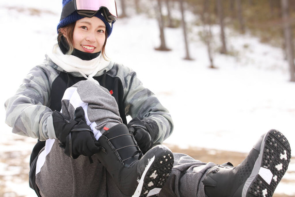 nő visel snowboard csizma - Fotó, kép