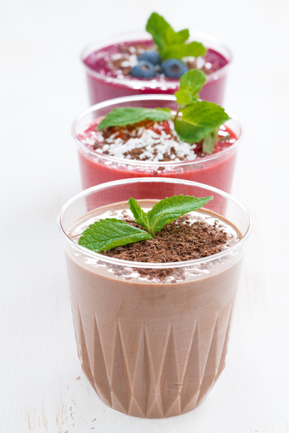 Chocolate, blueberry and strawberry milkshakes in glasses - Zdjęcie, obraz