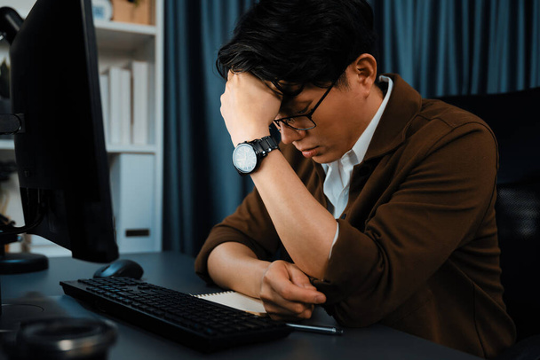 Chytrý podnikatel se stresující tváří pracuje na PC čekání e-mail od zákazníka s tím, že vyšší prodejní cílové příjmy v pozdních nočních hodinách v kanceláři, pracuje na zahájení projektu společnosti práci. Infobahn. - Fotografie, Obrázek