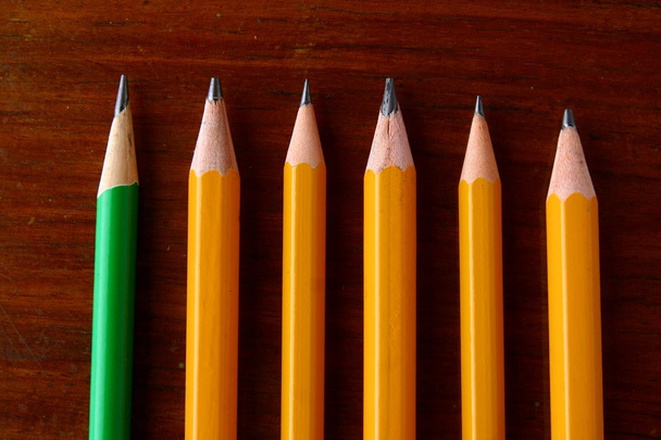 Beş sarı kalem ve bir yeşil kalem - Fotoğraf, Görsel