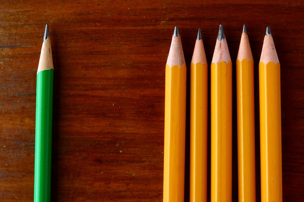 Πέντε μολύβια κίτρινο και ένα πράσινο μολύβι - Φωτογραφία, εικόνα