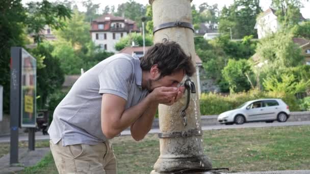 Αναζωογονητικό στο πάρκο - Ο άνθρωπος διψά με νερό από τη δημόσια πηγή, χρησιμοποιώντας τα χέρια ως Κύπελλο - Πλάνα, βίντεο