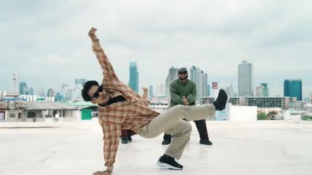 Profesjonalny zespół break dance ćwiczyć taniec B-boy podczas wielokulturowych przyjaciół na dachu. Młoda grupa tańca współczesnego wykonująca ruch hip-hopu. Styl, moda, akcja. Odkryty sport 2024. hiphop. - Materiał filmowy, wideo