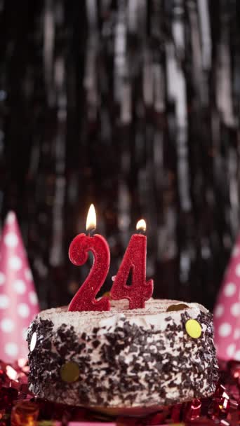 Velas ardientes número 24 en la torta. Pastel de cumpleaños para los veinticuatro años. A cámara lenta. Copiar espacio - Imágenes, Vídeo