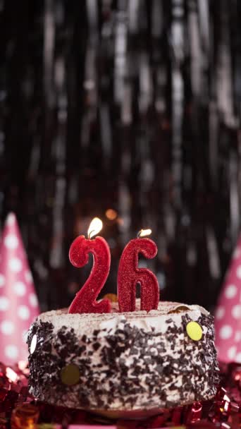 Velas ardientes número 26 en la torta. Pastel de cumpleaños para los veintiséis años. A cámara lenta. Copiar espacio - Imágenes, Vídeo