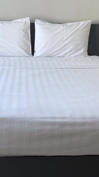 Cama king size de luxo em quarto de hotel lindamente caseiro. Imagens 4k de alta qualidade - Filmagem, Vídeo