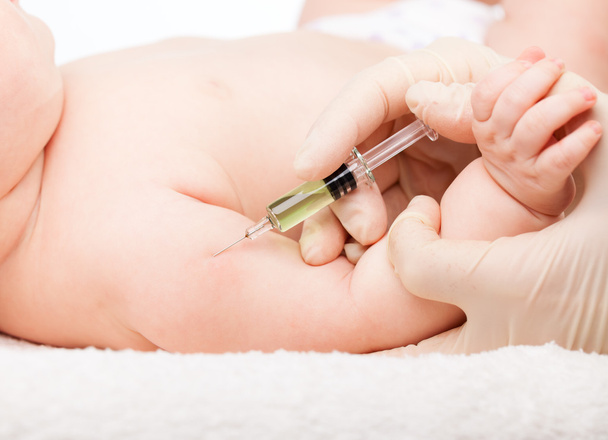 El bebé recibe una inyección
 - Foto, Imagen