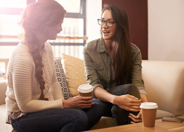 Koffie winkel, gelukkig en vrouwen ontspannen met een drankje in gesprek, praten en chatten voor sociaal bezoek. Vrienden, discussie en mensen met cafeïne, cappuccino en drank in restaurant, café en winkel. - Foto, afbeelding