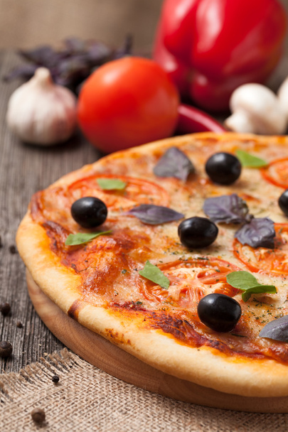 traditionelle Pizza Margherita mit Tomaten, Olivenöl und Basilikum - Foto, Bild