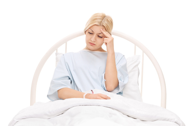 Female patient lying in a hospital bed - Foto, imagen