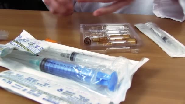 Arzt holt Fläschchen und Spritzen ab - Filmmaterial, Video