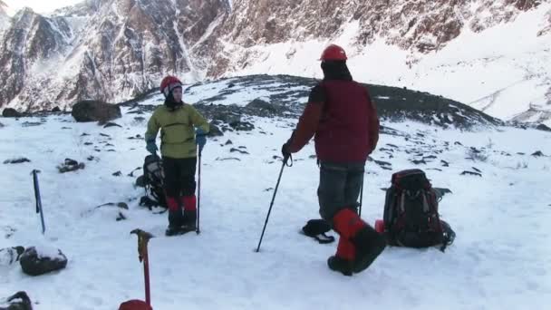 Ορειβάτης πάνω σ ' ένα παγετώνα - Πλάνα, βίντεο