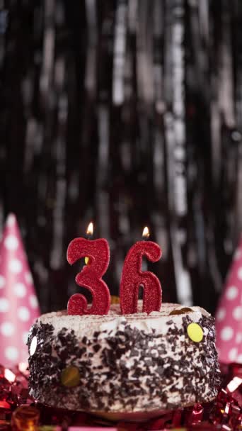 Velas ardientes número 36 en la torta. Pastel de cumpleaños para treinta y seis años. A cámara lenta. Copiar espacio. Vista vertical - Imágenes, Vídeo