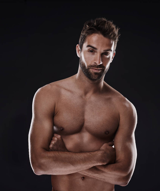 Πορτρέτο, μυς και σώμα του άνδρα αυτοπεποίθηση στο στούντιο απομονώνονται σε μαύρο φόντο για ευεξία, σέξι ή έξι πακέτο. Μοντέλο, πρόσωπο και τόπλες πρόσωπο με τα χέρια σταυρωμένα για την υγεία και ισχυρή κοιλιακούς στην Ισπανία. - Φωτογραφία, εικόνα