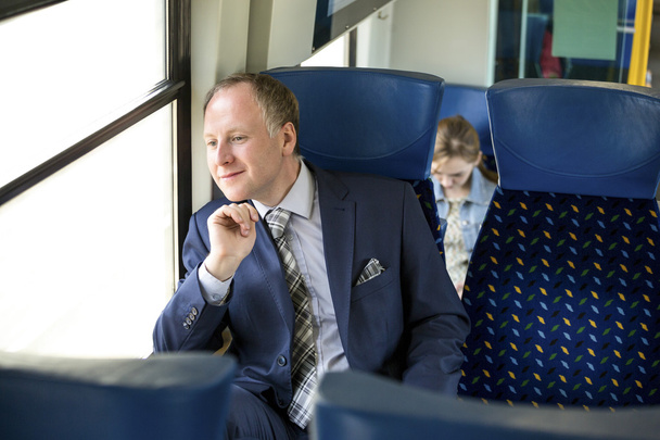 Homme d'affaires appréciant son voyage en train
 - Photo, image