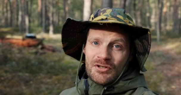 コンテンツクリエイターのブロガーが森の中を歩き,ビデオを録画し,カメラに向かって話す. ブロギング - 映像、動画