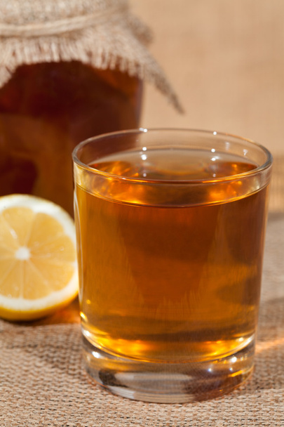 Kombucha superalimento pro bebida de hongos de té biótico en vidrio con
  - Foto, imagen