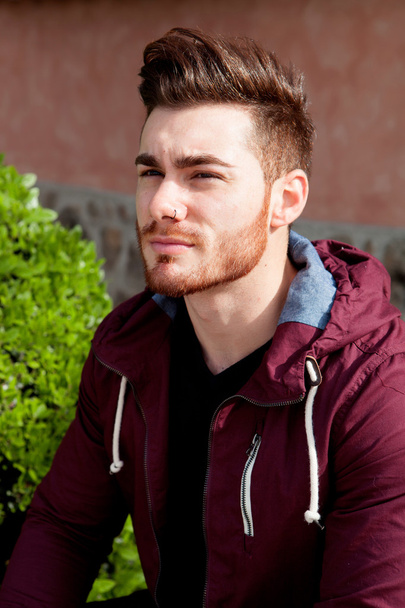 Rento viileä nuori mies parta
 - Valokuva, kuva