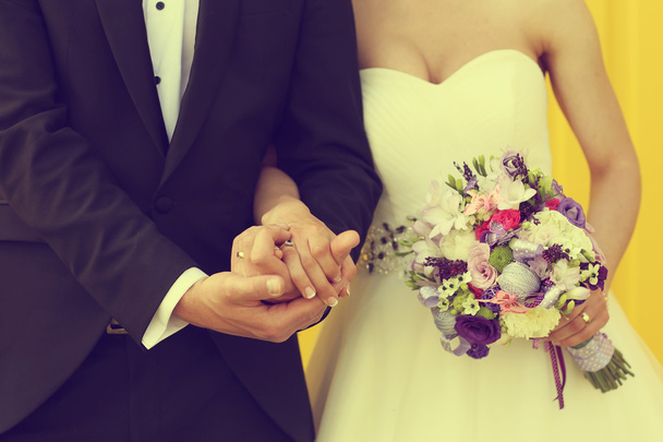 Nevěsta a ženich na žlutém podkladu - Fotografie, Obrázek