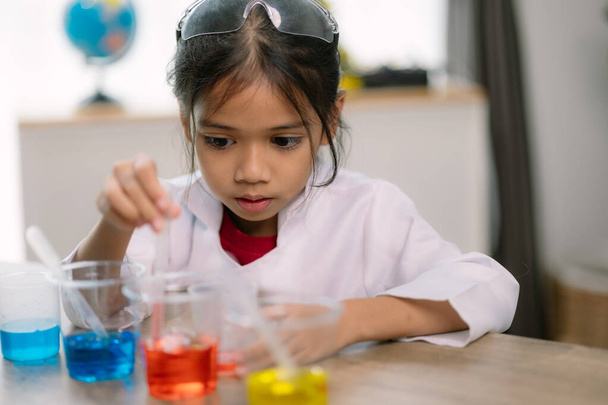 Chica asiática haciendo experimentos químicos en el laboratorio - Foto, imagen