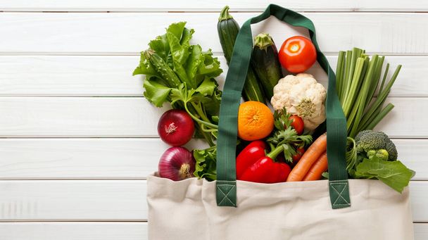 мешок овощей и фруктов на деревянной доске - Фото, изображение