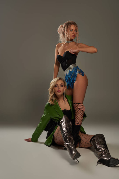 Dos mujeres jóvenes sexy posando seductora y juguetona manera. - Foto, Imagen