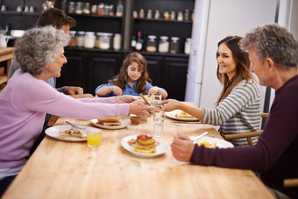 Snídaně, rodinný dům a prarodiče s kuchyňským stolem, láska a úsměv s konverzací a víkendové přestávky. Brunch, jídlo a senioři jíst jídlo spolu s radostí, zdravou a výživou. - Fotografie, Obrázek