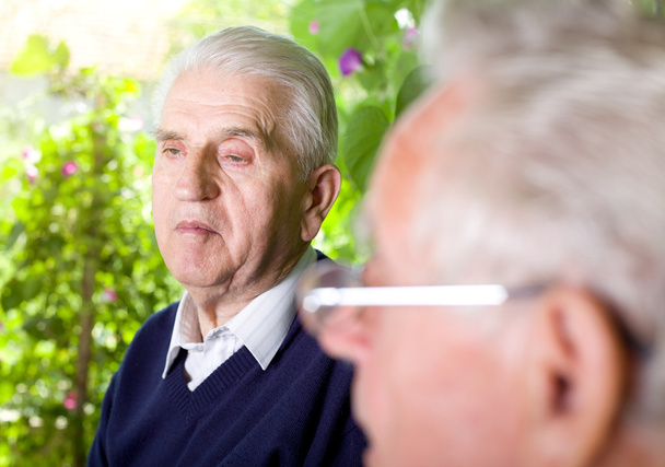 Personnes âgées bavardant
 - Photo, image
