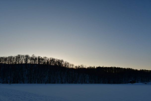 lumi ja vuoristo maisema kokkaido hämärä auringonnousu auringonlasku. Laadukas kuva - Valokuva, kuva