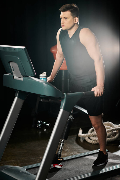 Un hombre discapacitado con una pierna protésica corre vigorosamente en una cinta de correr en un gimnasio. - Foto, imagen