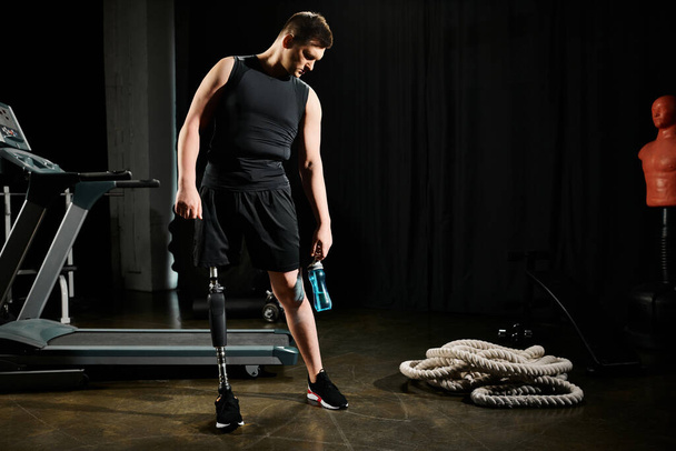 Ein Mann mit Beinprothese steht neben einer komplizierten Maschine in einem schwach beleuchteten Raum und erkundet ihr kompliziertes Design. - Foto, Bild