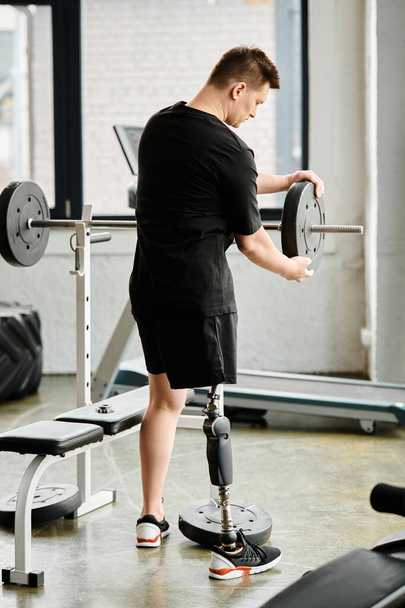 Człowiek z protezą nogi, używający maszyny na siłowni do budowania siły i poprawy mobilności.. - Zdjęcie, obraz