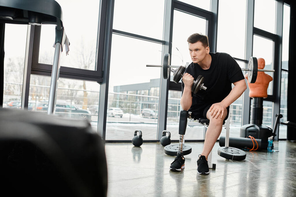 Ein zielstrebiger behinderter Mann mit Beinprothese hockt während einer Trainingseinheit auf einer Bank im Fitnessstudio. - Foto, Bild