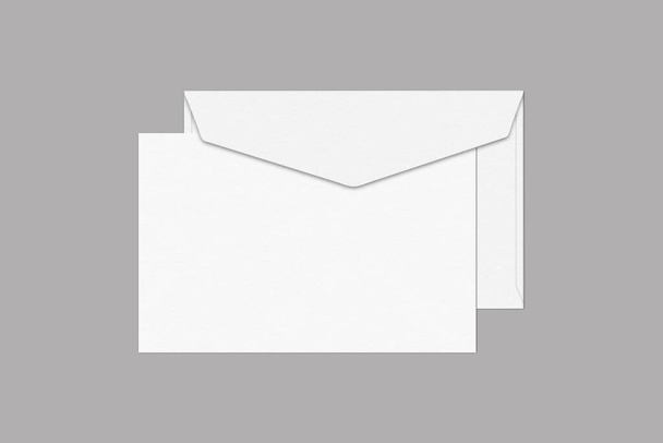 Umschlag Vorderseite mit Briefpapier Mock up isoliert in einem grauen Hintergrund. 3d-Rendering. - Foto, Bild