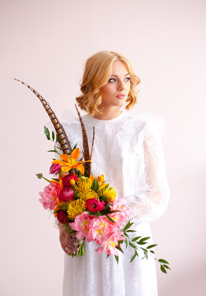 krásná nevěsta svatební kytici drží v rukou - Fotografie, Obrázek