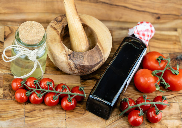свіжий томатний оцет на оливковій деревині - Фото, зображення