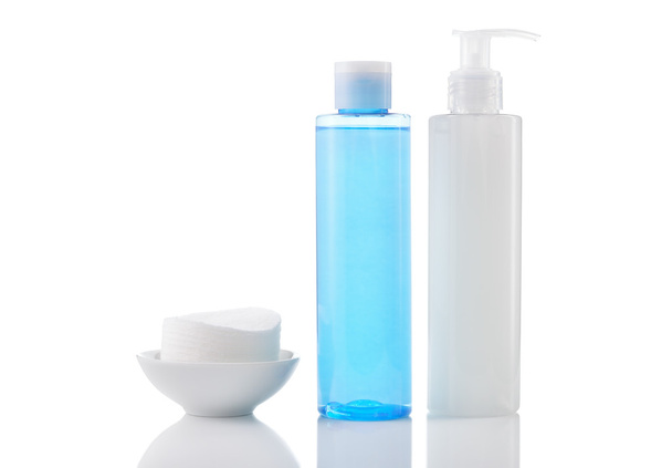 Yüz yıkama jeli, toner ve pamuk pedler temizlik Temizlik izole - Fotoğraf, Görsel
