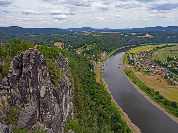 Blick von der Bastei-Felsformation auf das Dorf Rathen und die Elbe in der Sächsischen Schweiz - Foto, Bild