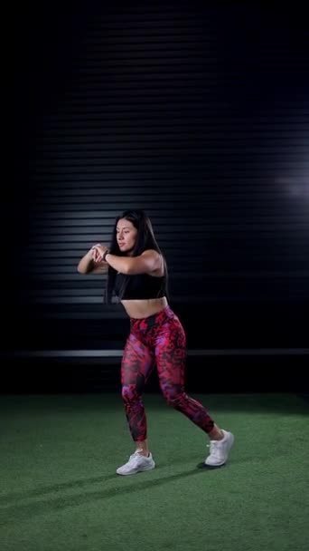 Entrenador deportivo haciendo ejercicios de cuerpo completo. Ejercicio y cuidado corporal video publicitario - Imágenes, Vídeo