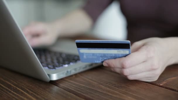 Pagar con tarjeta de crédito en línea
 - Metraje, vídeo