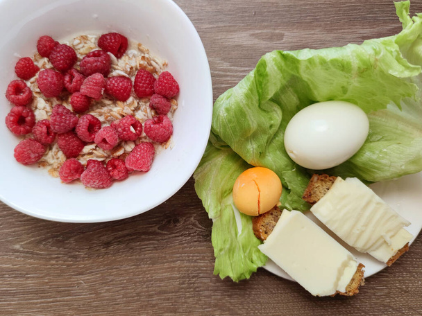 zabpehely málnával, tojás sajttal és salátával, egészséges táplálkozás. - Fotó, kép