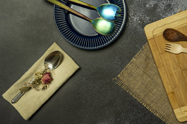 Натюрморт с металлическими и деревянными ложками на тарелках и салфетках - Фото, изображение