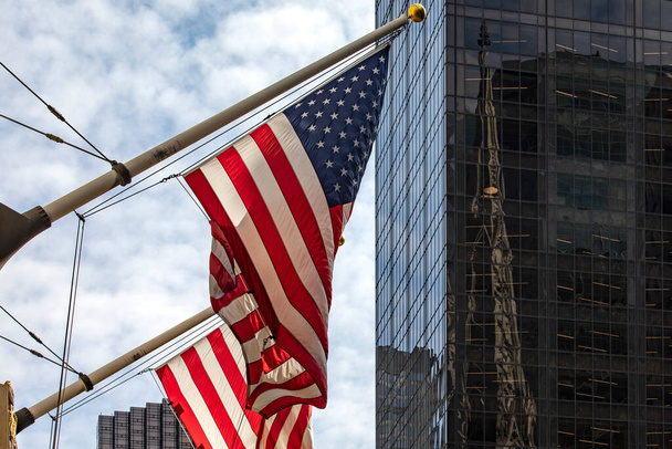 Американские флаги развеваются на Манхэттене, посреди Большого яблока в Нью-Йорке (США)). - Фото, изображение